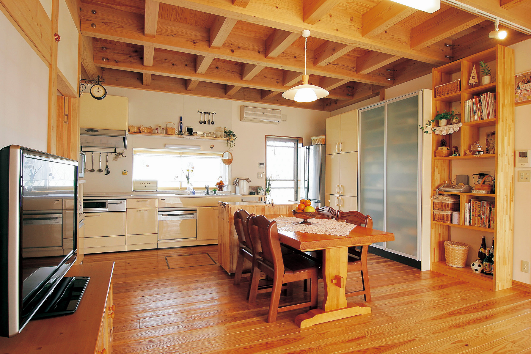 キッチンは広さを優先させてあえて壁側へ。窓も設けて採光性を高めているだけでなく、夏場は北側からの涼しい風を採り入れる仕組み