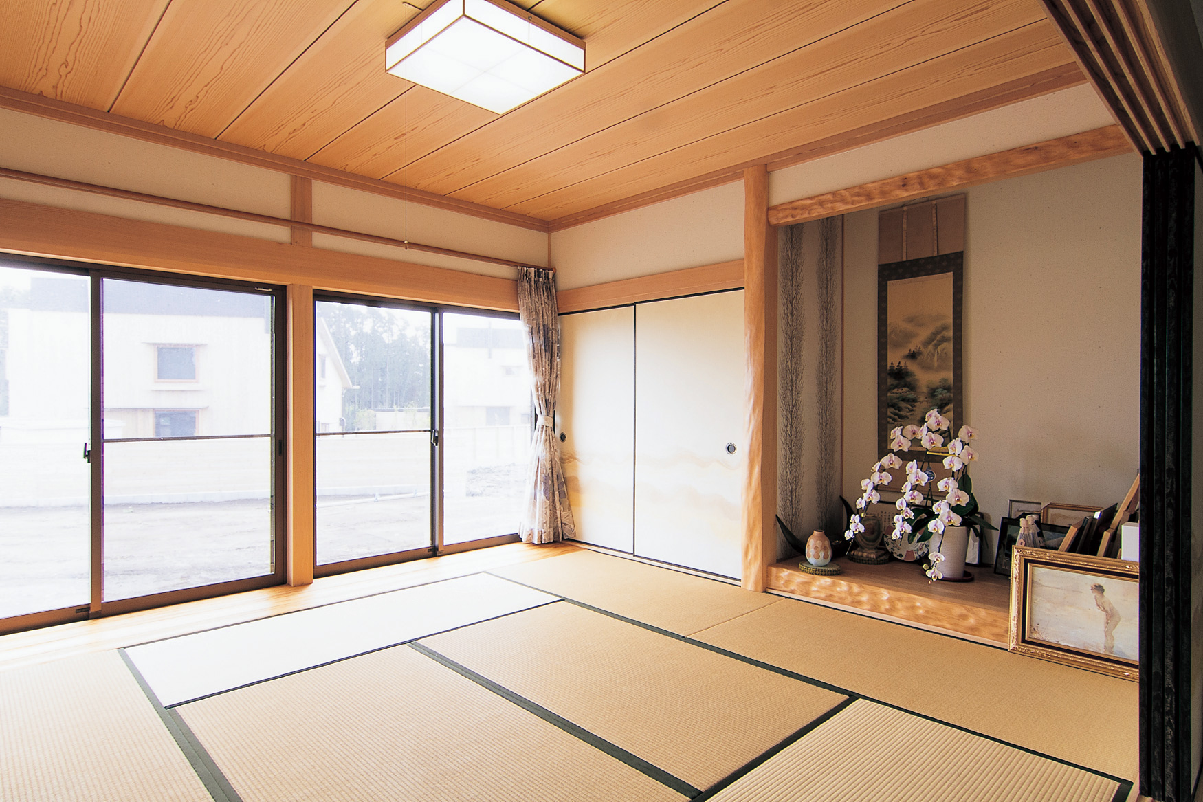 客間としても使う和室はゆとりある広さを確保。光と風を通す開口も大きい。腰板の見切り部分は面を取り、掃除しやすく