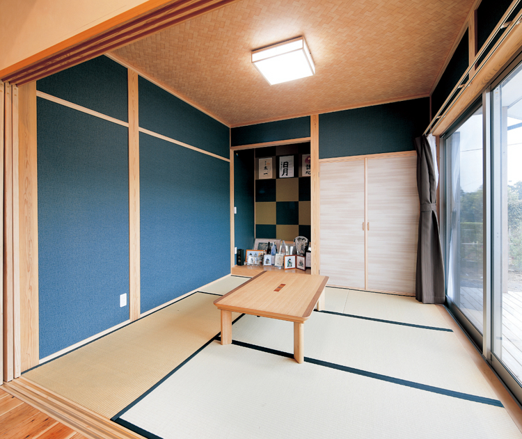 藍色の壁紙でLDKとは雰囲気を変えた和室。市松模様の床の間も目を引く空間。