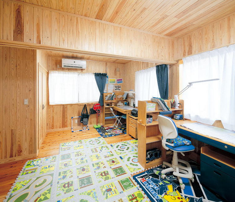 子ども部屋は木の温もりいっぱいの明るい空間。２部屋を繋げた状態で開放的に使っていただいています。
